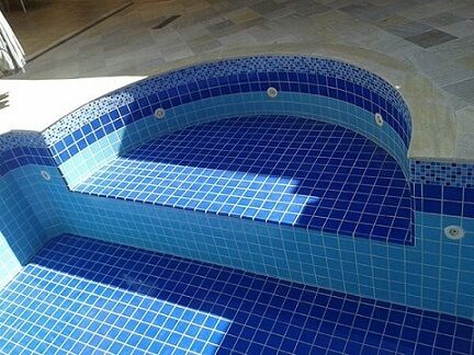 Piscina com banco interno