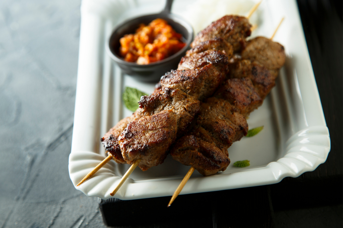 Receita de Espetinho de Carne com Molho de Tomate