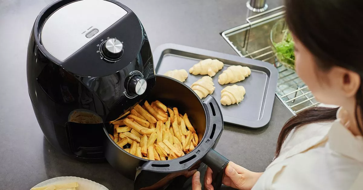 mulher usando airfryer