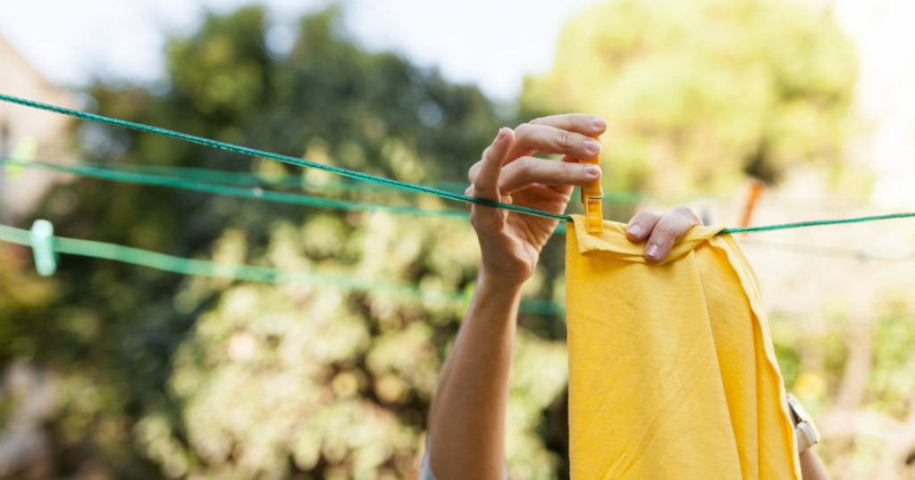 Como estender roupas no varal; o jeito DEFINITIVO e CERTEIRO para não danificar suas peças