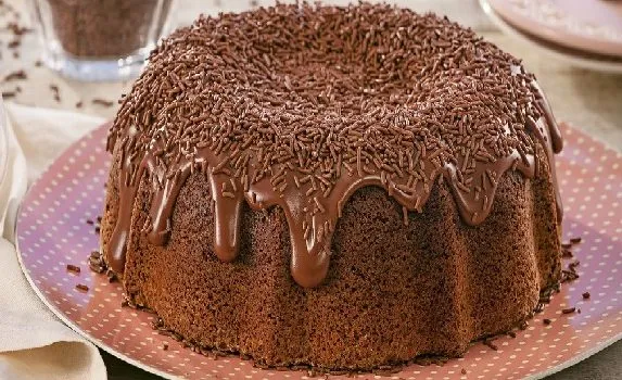 Receita de Bolo Vulcão de Brigadeiro que TRANSBORDA um sabor sem igual