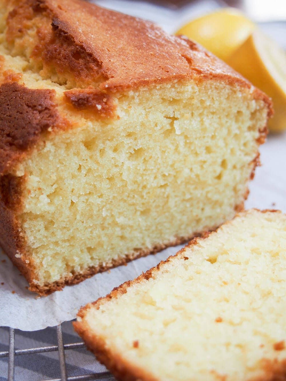 Receita de Bolinho de Iogurte sem Ovos que será o bolo mais fofinho que já comeu!