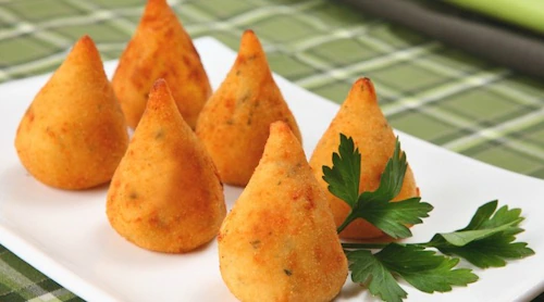 Receita de Coxinha de Espinafre com Queijo. Já provou algo assim? Você vai se surpreender