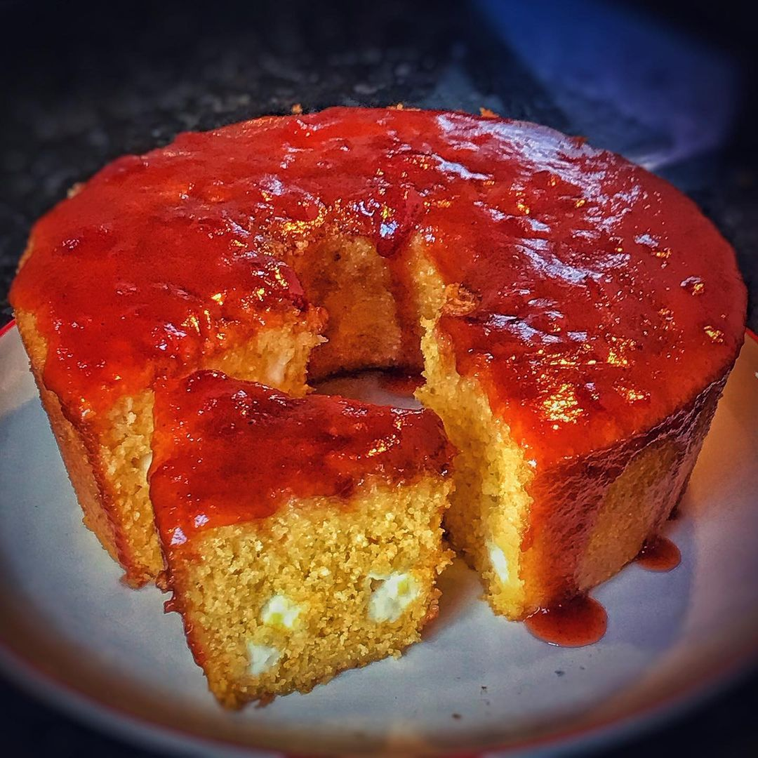 Receita de Bolo de Milho com Requeijão Cremoso. É só bater tudo no liquidificador e colocar para assar!