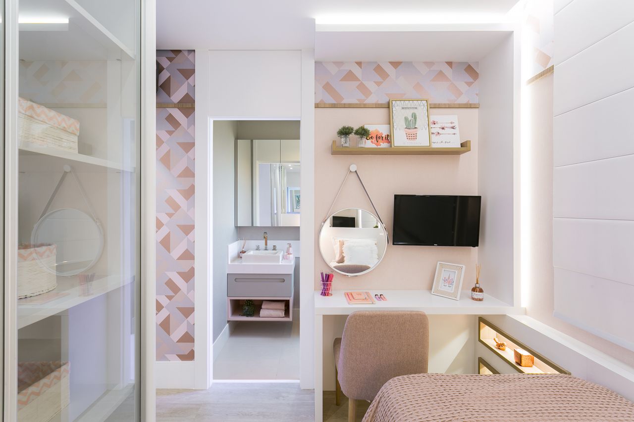 quarto com parede rosa-claro