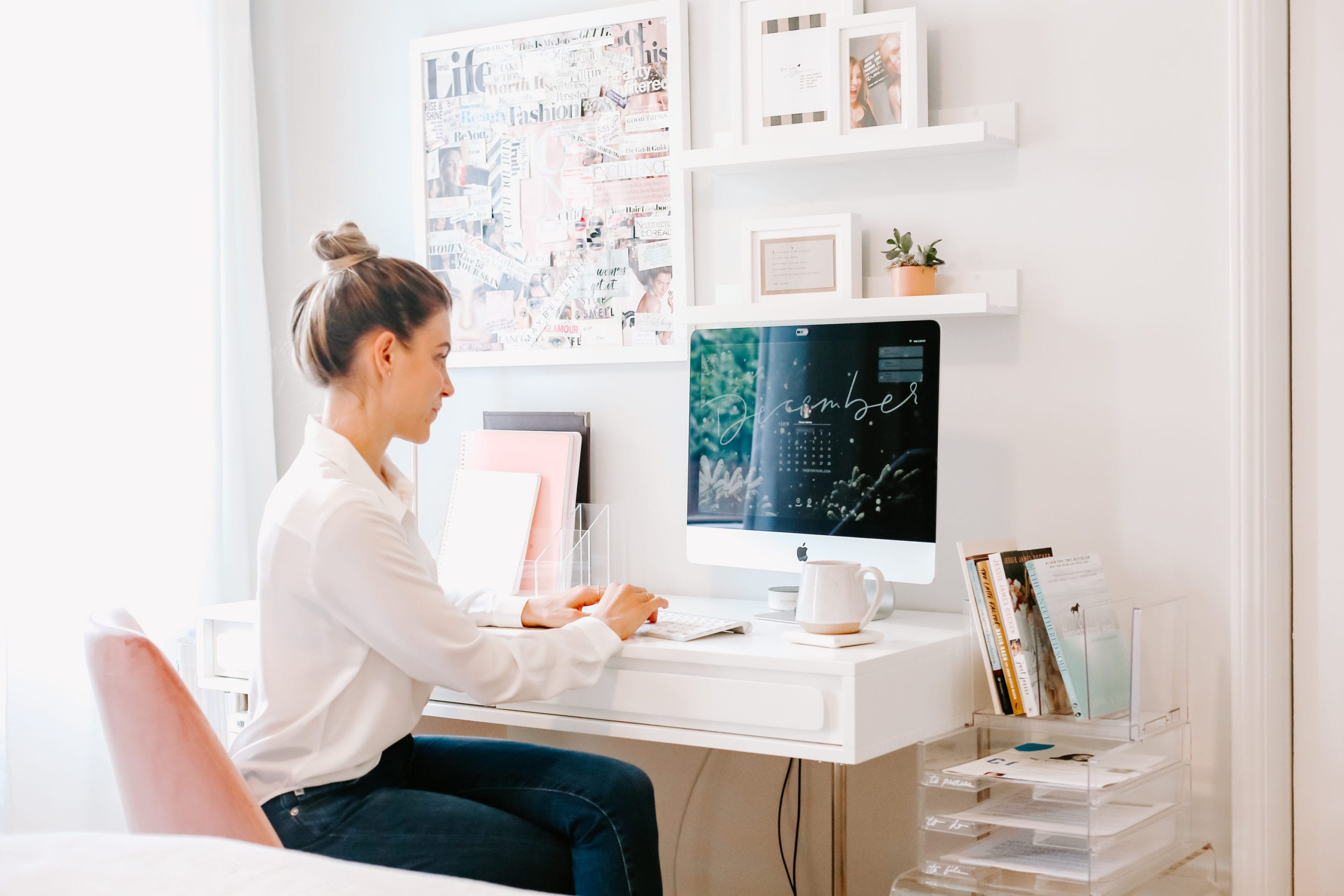 mulher trabalhando em home office