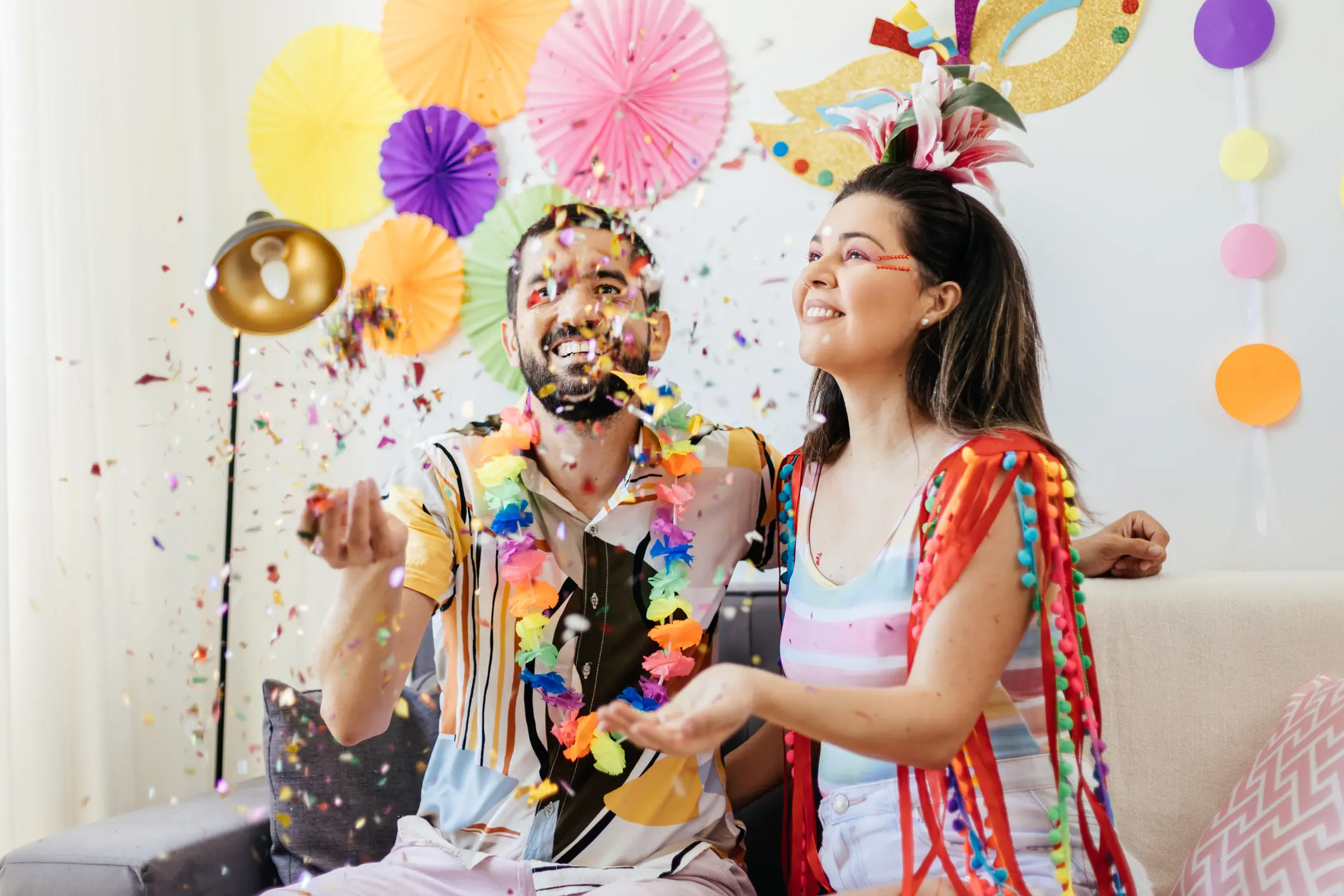 casal celebrando carnaval em casa