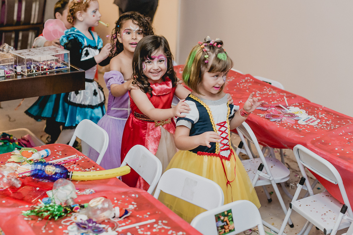 crianças em festinha de carnaval