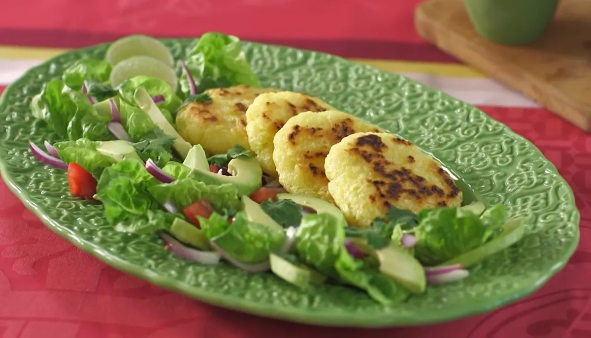 Receita de Arepas de Mandioca, uma panquequinha saborosa de origem latina que é super simples de fazer