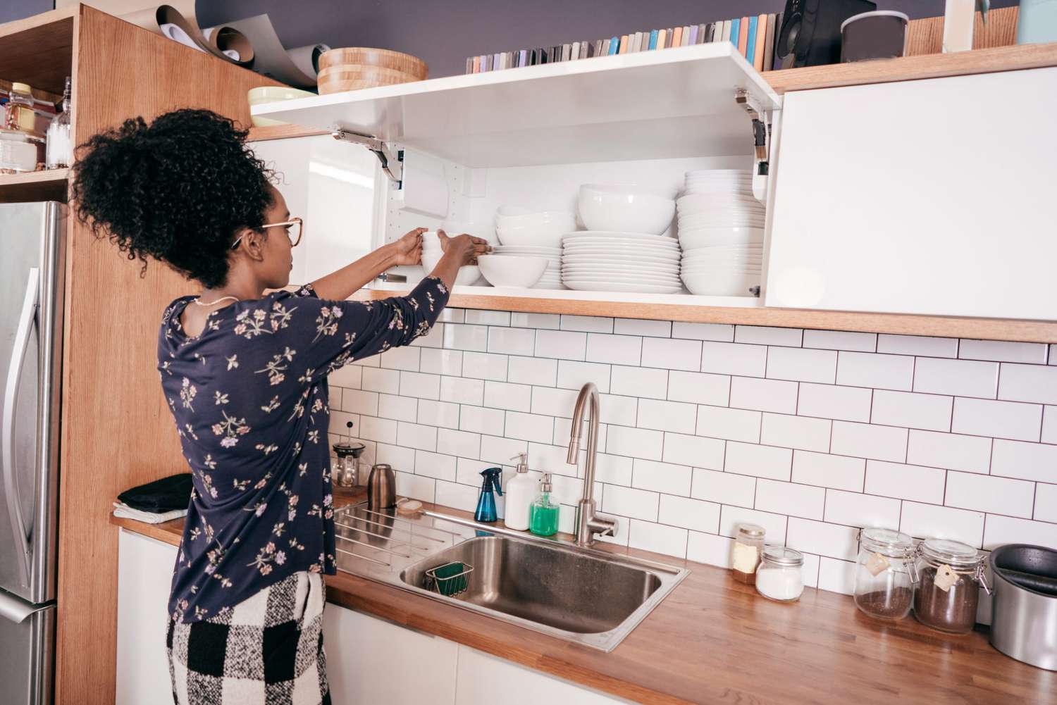 mulher organizando cozinha