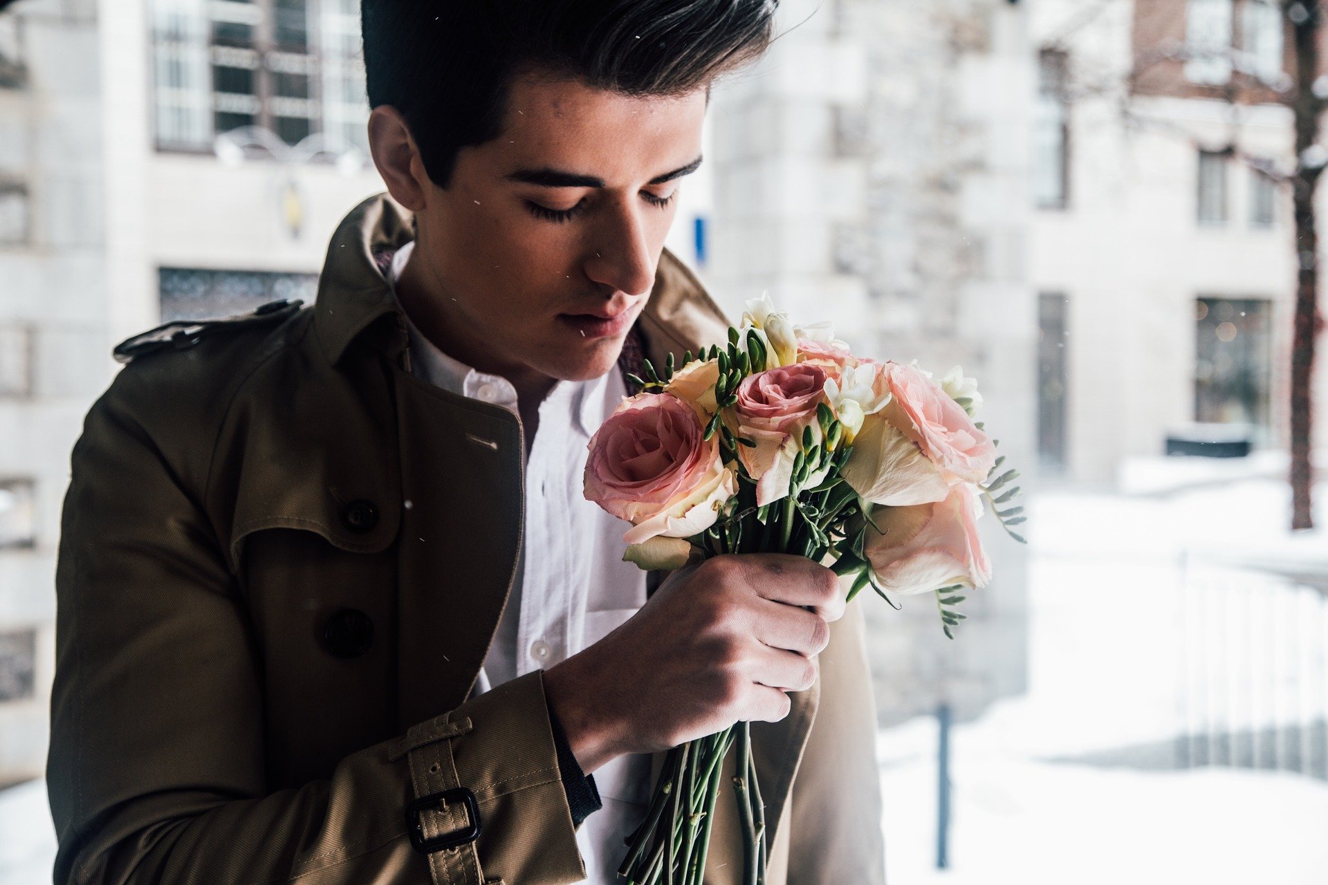 homem segurando flores