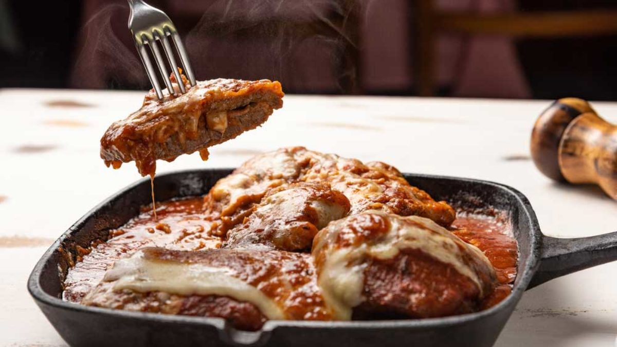 Receita de Filé Mignon à Parmegiana para um almoço durante a semana caprichado e prático de preparar