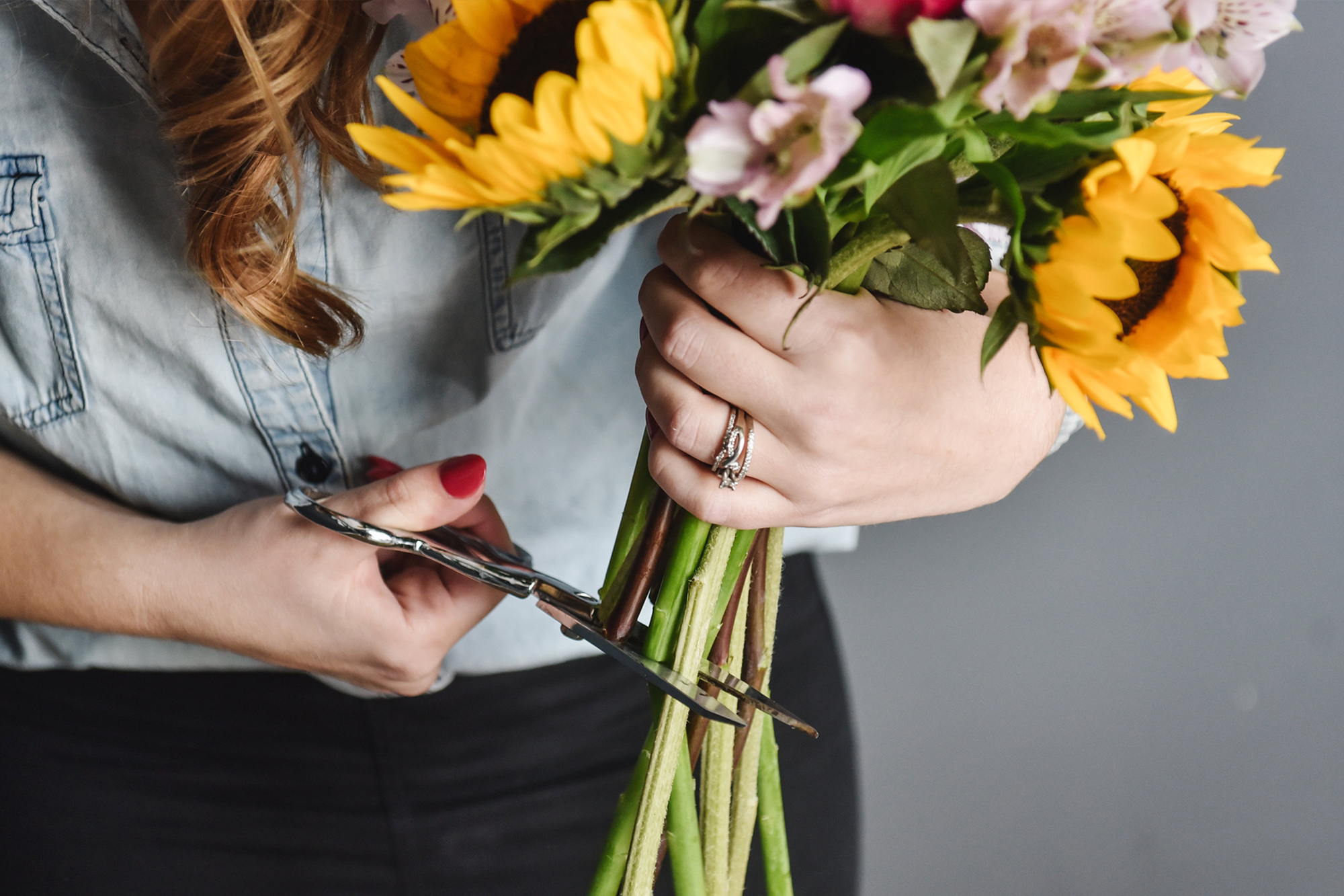 mulher cortando caules das flores