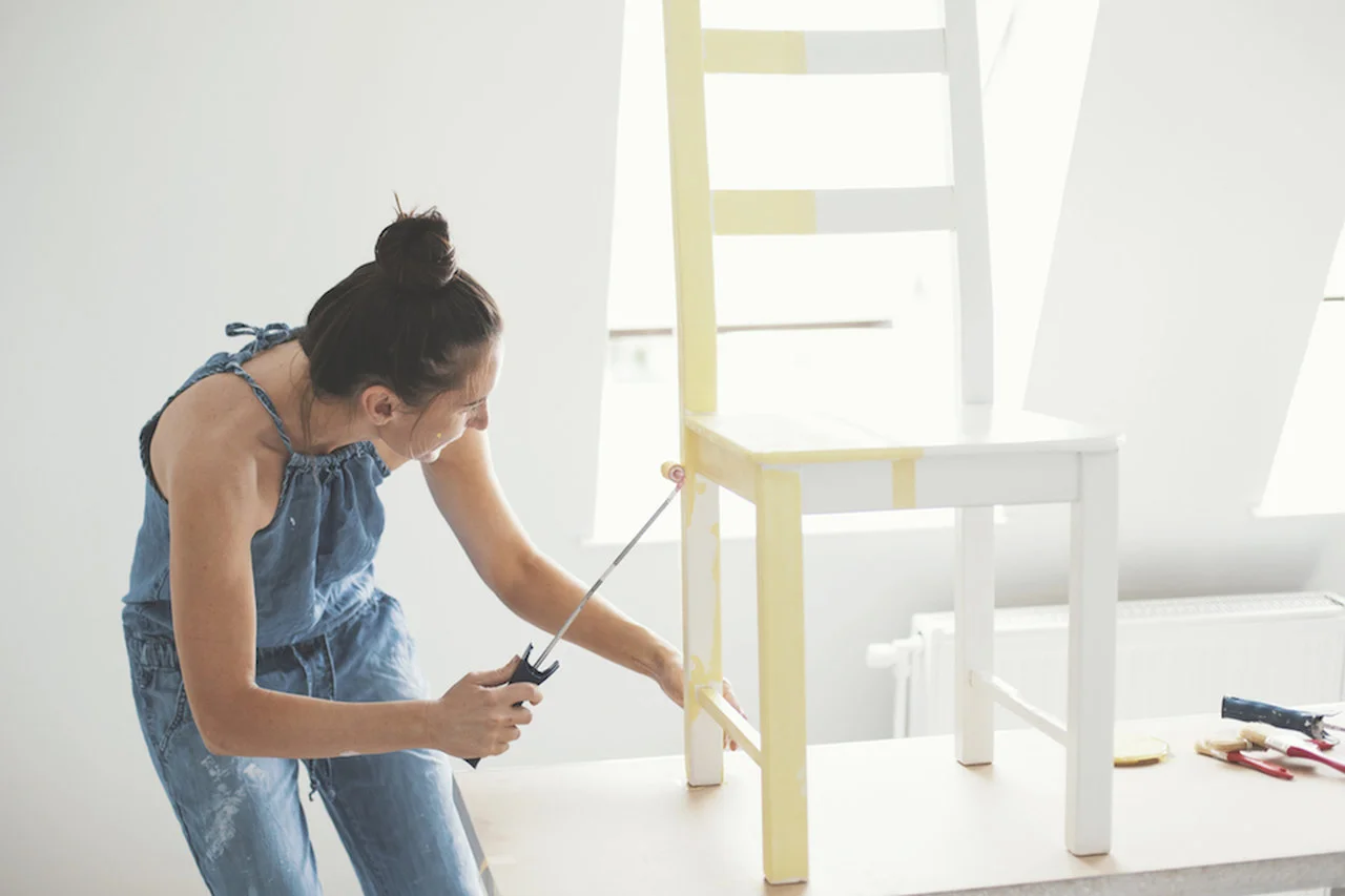 mulher pintando cadeira