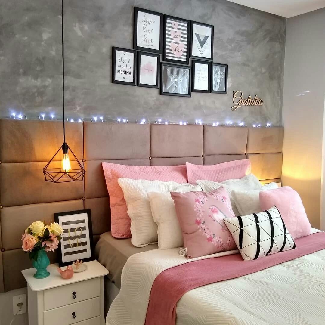 quarto com detalhes rosas