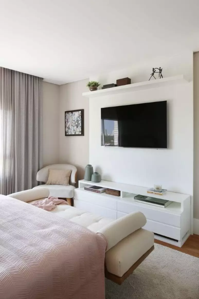 quarto pequeno com tv na parede