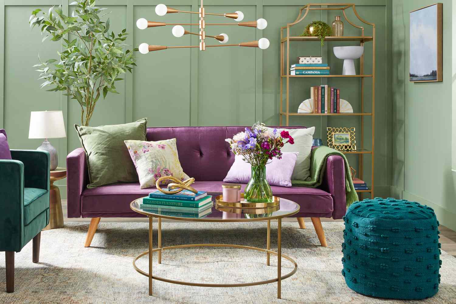 sofá roxo com decoração verde em sala