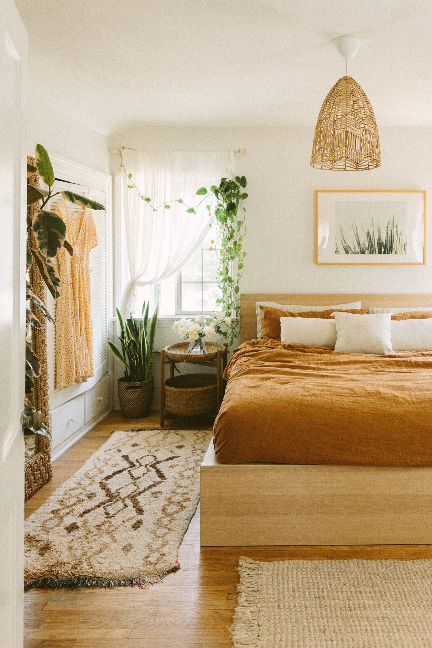 quarto de casal em tons neutros e plantas