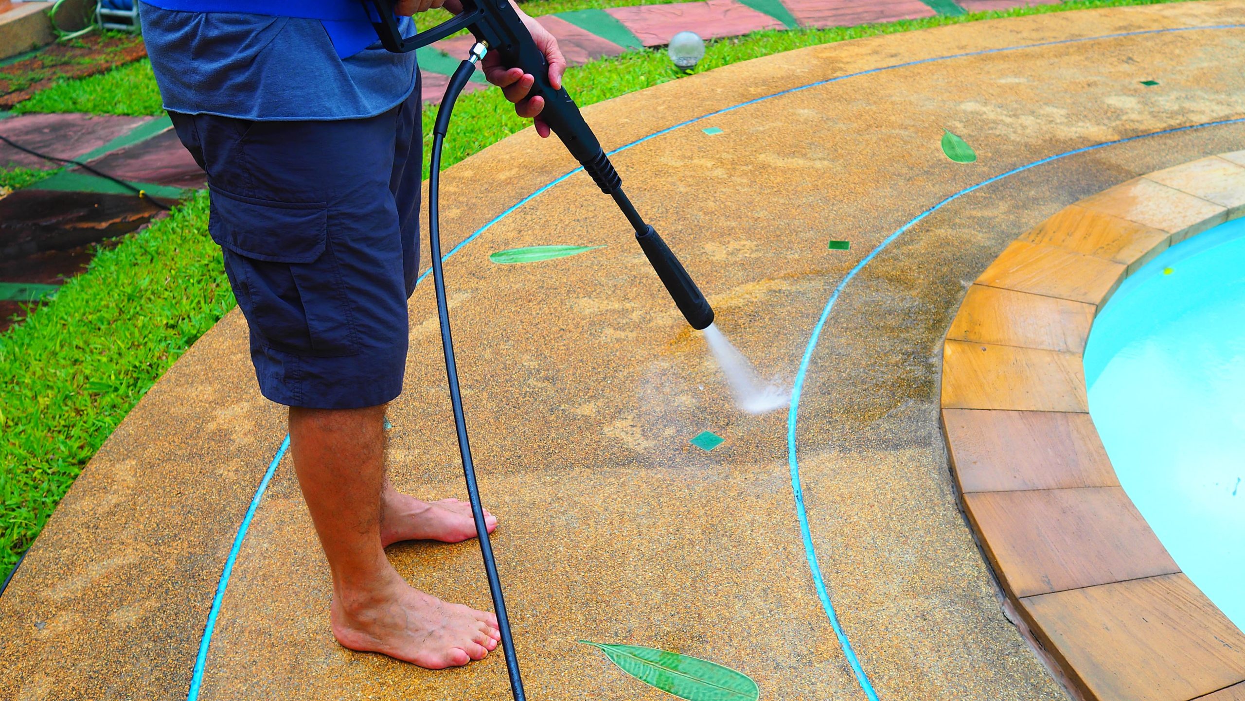 limpeza de área ao redor da piscina