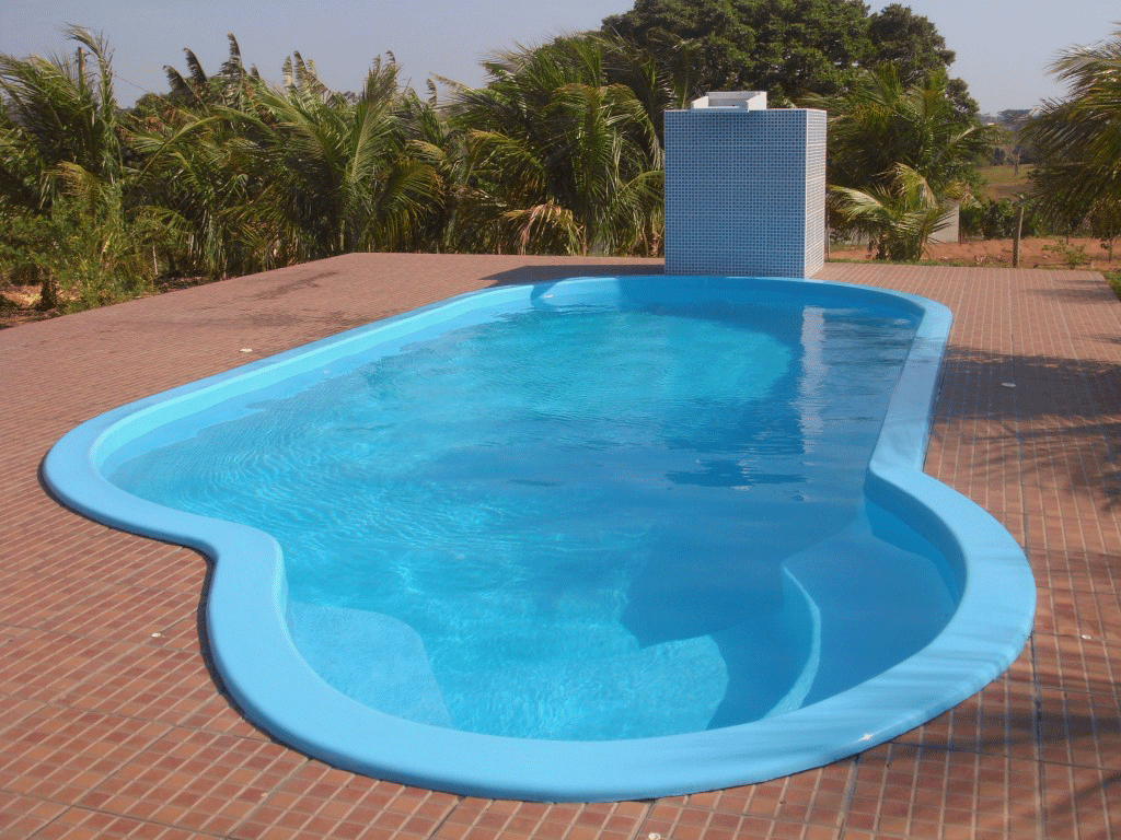 piscina de fibra em área externa ampla