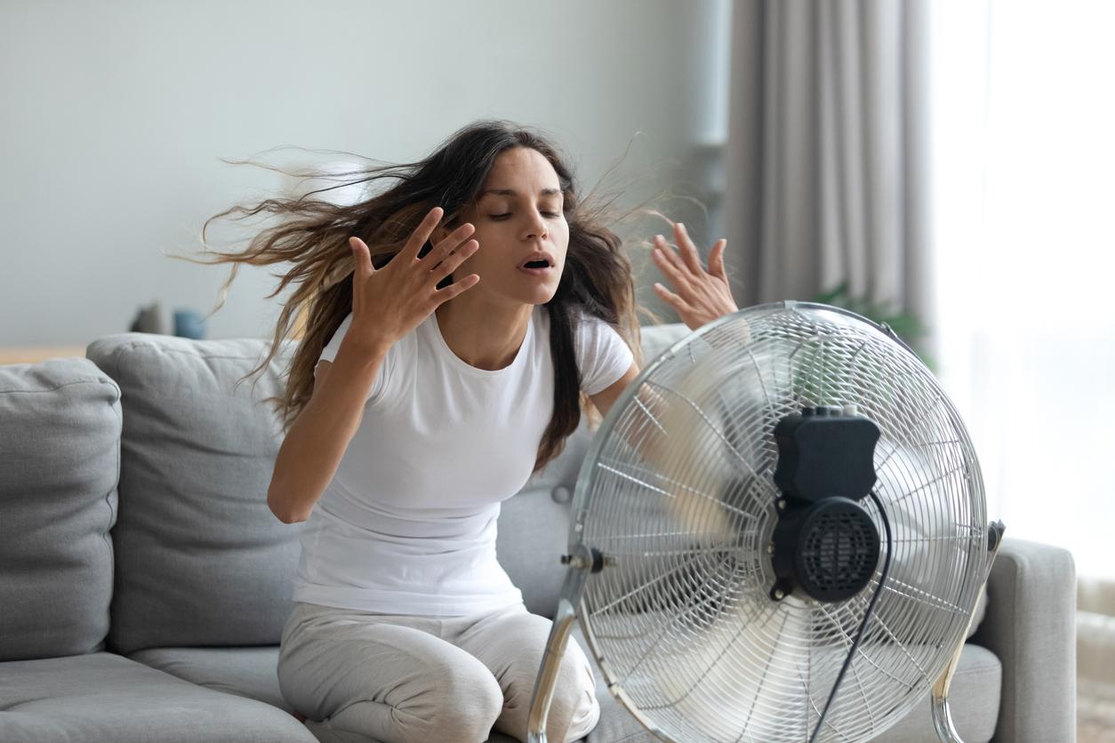 mulher em frente ao ventilador