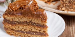 Receita de Bolo de Churros que é tão lindo que dá até dó de cortar para comer