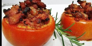 Receita de Tomate Recheado com Linguiça. Eu nunca me canso de comer algo assim!