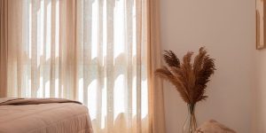 tendências de cortinas 2025 tons claros e neutros