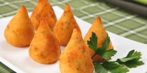 Receita de Coxinha de Espinafre com Queijo. Já provou algo assim? Você vai se surpreender