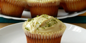 Receita de Cupcake de Chocolate com Recheio de Limão. Essa sobremesa surpreende todo mundo