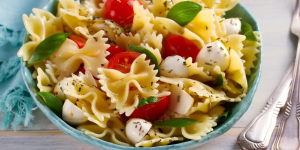 Receita de Farfalle Caprese, rápida, prática e fresca para os dias quentes!