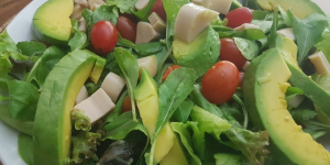 Receita de Salada de Abacate para quem ama a fruta em uma combinação incrível de sabores