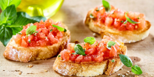 Receita de Crostini de Frango, um petisco italiano fácil e rápido que todos vão amar!