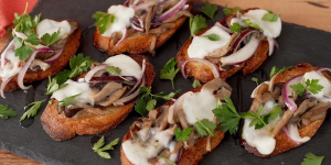 Receita de Crostini de Cogumelo, uma torradinha crocante e rápida para servir de entrada no almoço