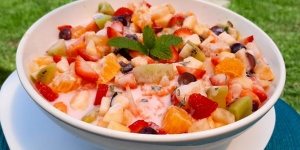 Receita de Salada de Frutas Frescas com Iogurte Natural, super fácil e que vai te deixar com água na boca