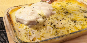 Receita de Batata ao Molho Branco de Forno, fica super cremosa e não é difícil de preparar