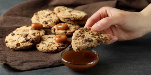 Receita de Biscoito de Amendoim com Chocolate. Um lanchinho rápido de fazer e com ingredientes que você tem em casa!