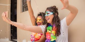 5 dicas para receber os amigos em casa no Carnaval: veja como organizar e decorar o espaço