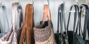 bolsas penduradas em cabides