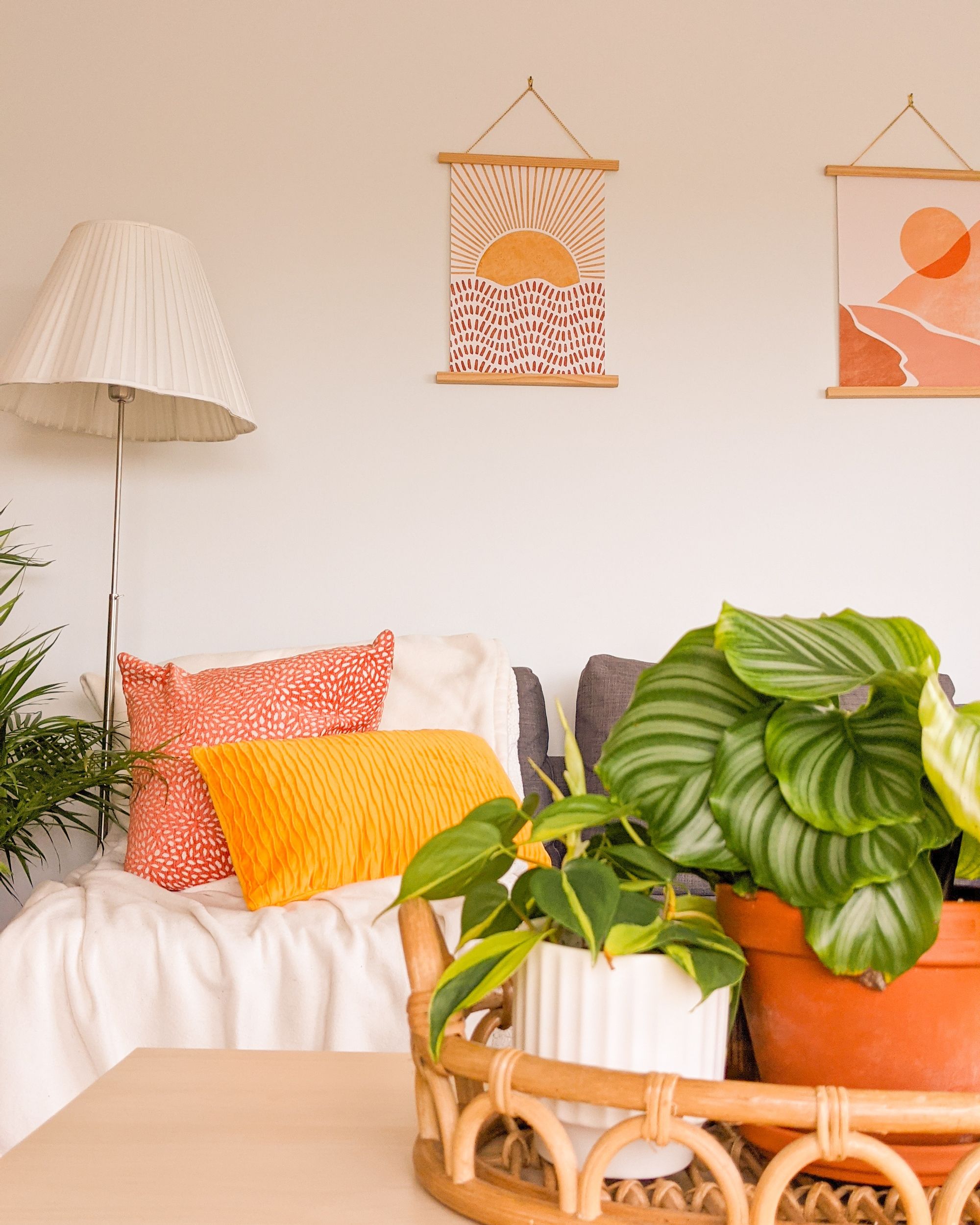 espaço com decoração em amarelo e laranja