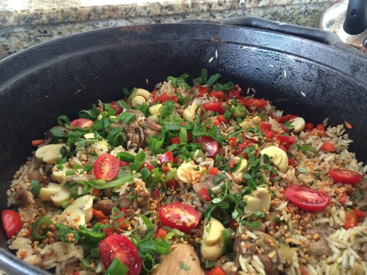 Receita de Arroz de Galinha Caipira com Palmito: o preparo é rápido e vai garantir um almoço repleto de sabor