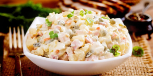 Receita de Salada Russa perfeita para suas refeições, cheia de legumes e nutrientes