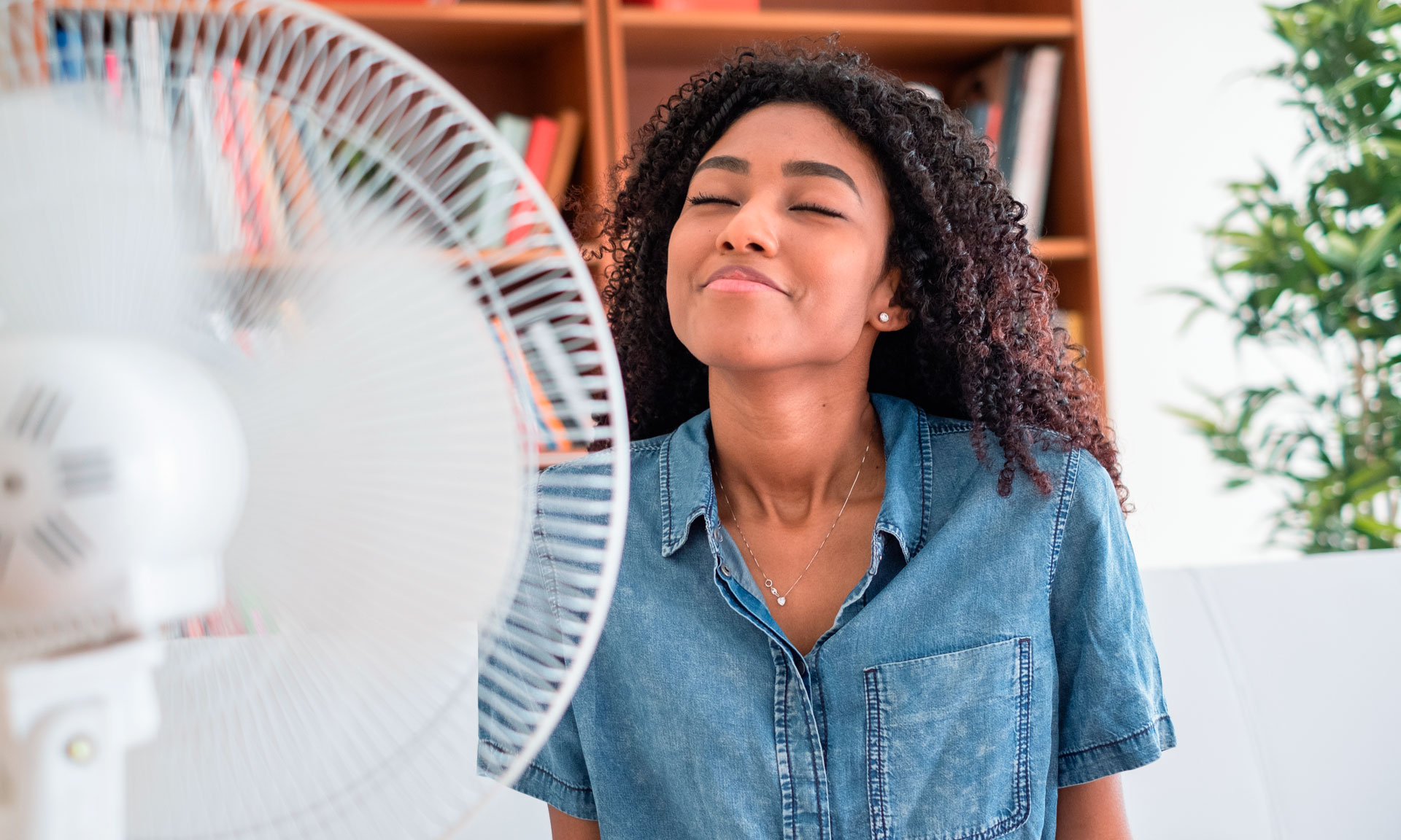 mulher em frente a ventilador