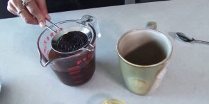 preparo de café com coador