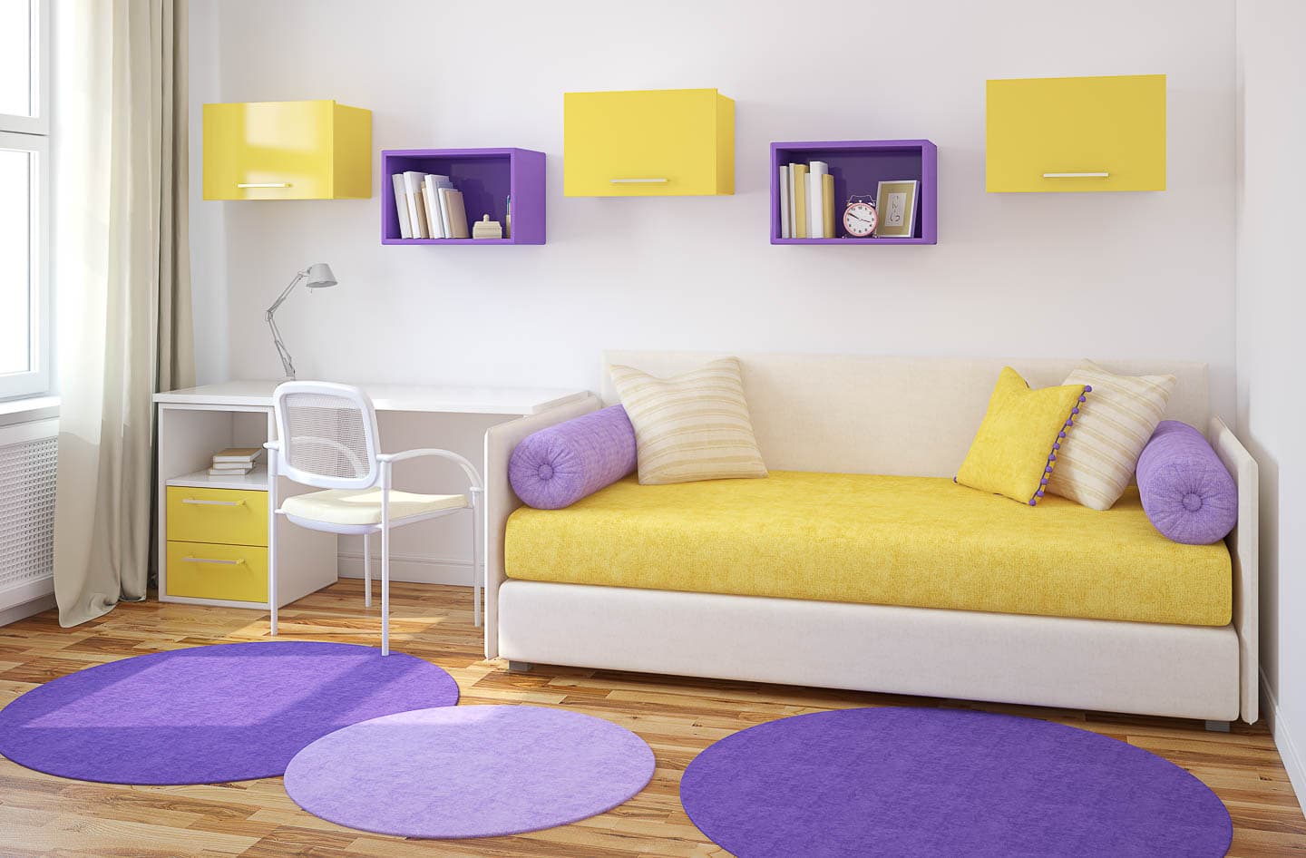 quarto infantil com decoração em amarelo e roxo