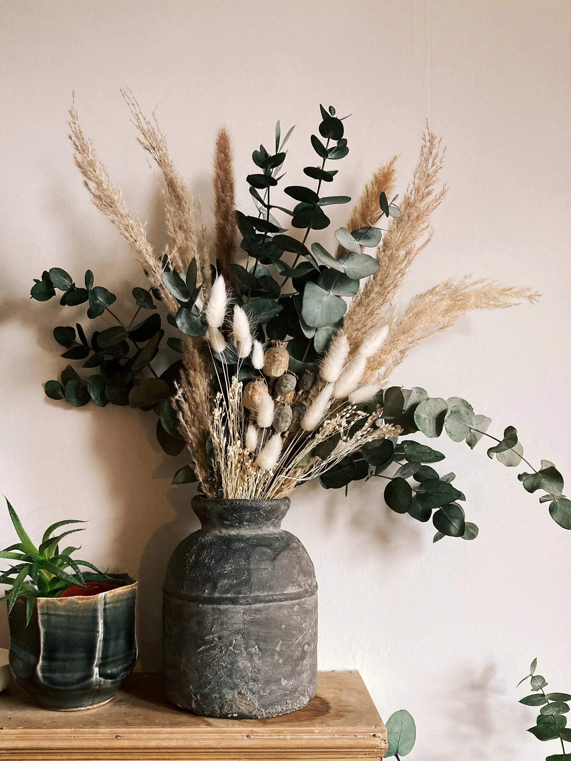 vaso com flores desidratadas