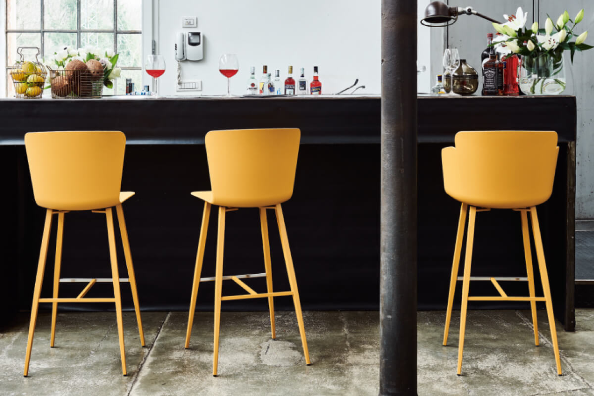 banquetas amarelas em cozinha