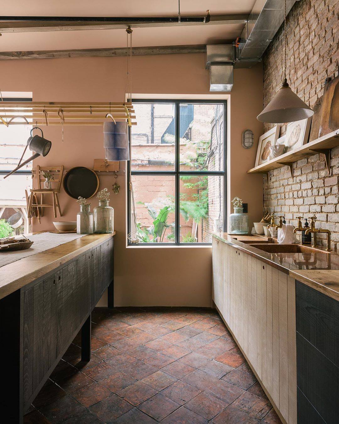 cor terracota e tijolinhos em cozinha