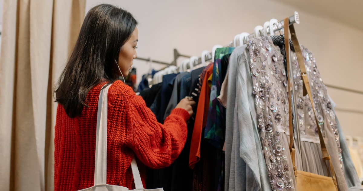 Roupas usadas (de brechó) podem carregar energias negativas: aprenda métodos para eliminá-las!