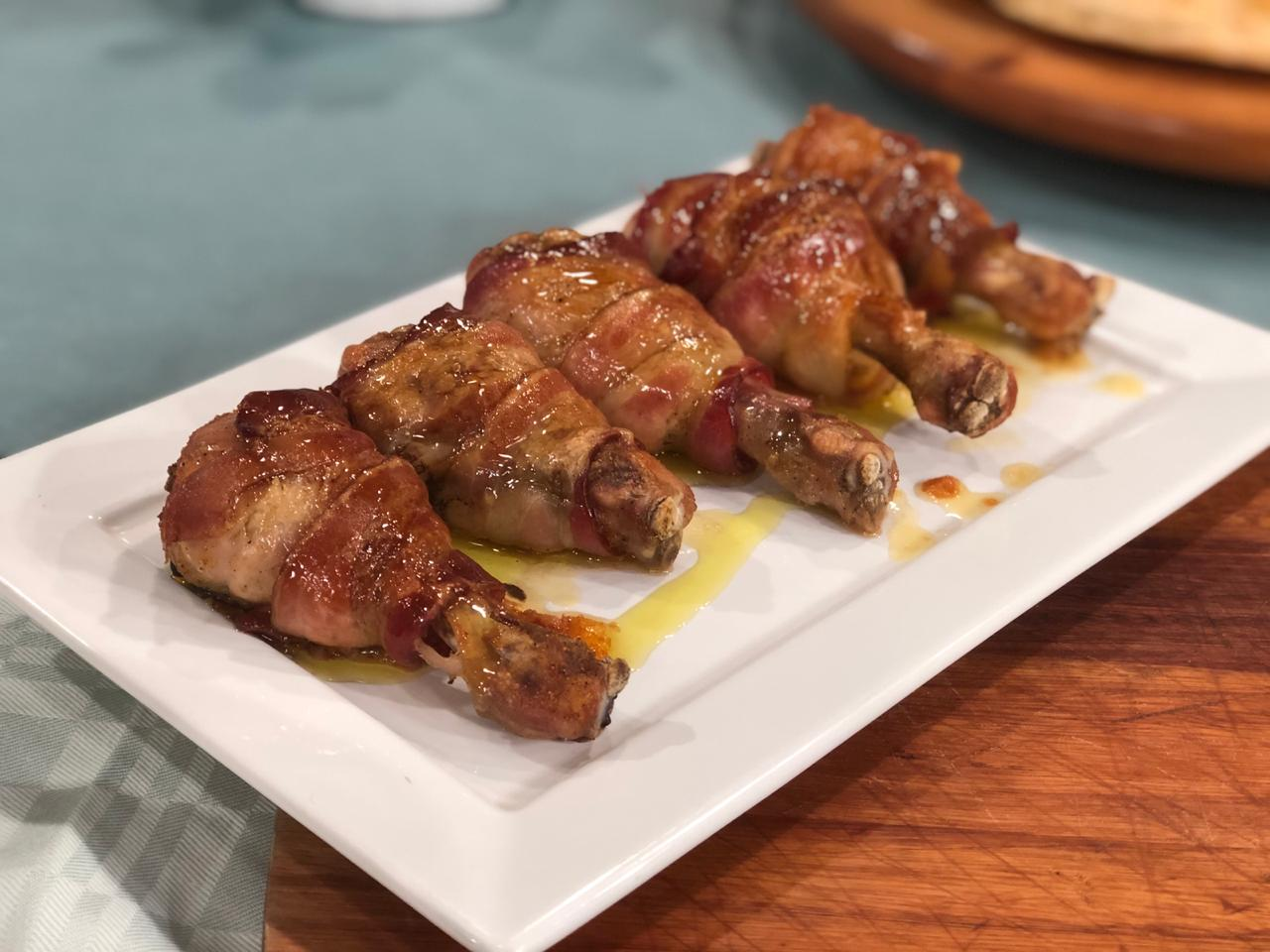 Receita de Coxa de Frango com Bacon e Laranja para dar uma variada no dia a dia com muito sabor